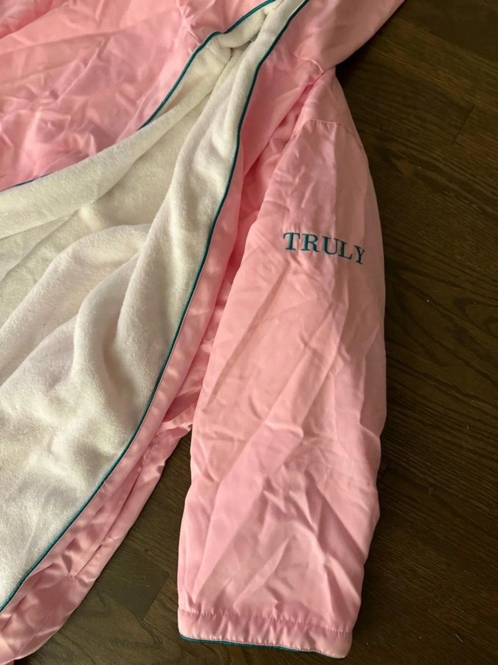 Truly Pink & White Robe - Picture 3 of 4